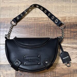 ⋆‧°𓏲ּ𝄢 True Religion crescent-shaped shoulder bag ⋆‧°𓏲ּ𝄢